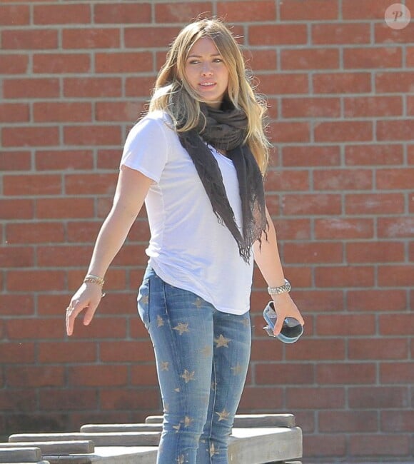 Hilary Duff, amincie, emmène son fils Luca au parc à Beverly Hills, le 2 avril 2013. Luca a joué au hockey, a fait de la balançoire et du toboggan.