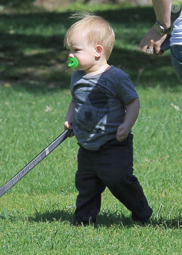 Hilary Duff emmène son adorable fils Luca au parc à Beverly Hills, le 2 avril 2013. Luca a joué au hockey, a fait de la balançoire et du toboggan.