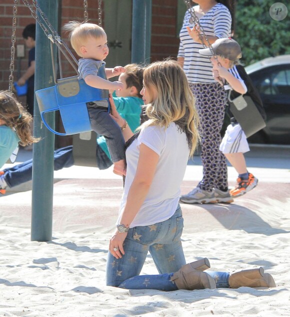 Hilary Duff emmène son petit Luca au parc à Beverly Hills, le 2 avril 2013. Luca a joué au hockey, a fait de la balançoire et du toboggan.