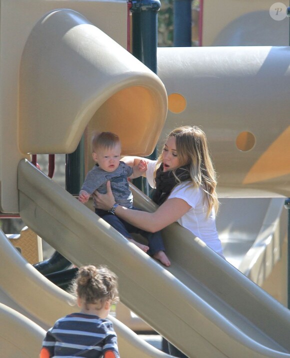 Hilary Duff a emmené son fils Luca au parc à Beverly Hills, le 2 avril 2013. Luca a joué au hockey, a fait de la balançoire et du toboggan.
