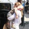 Hilary Duff porte son fils Luca qui dort sur son épaule à Studio City, le 26 mars 2013.