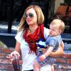 Hilary Duff et son fils Luca sortent de chez Charlie's Pantry à Los Angeles, le 24 mars 2013.
