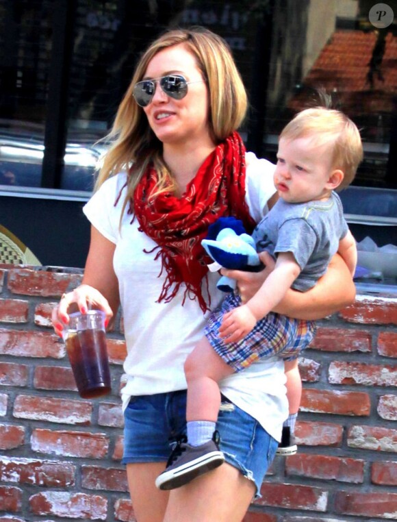 Hilary Duff et son fils Luca sortent de chez Charlie's Pantry à Los Angeles, le 24 mars 2013.