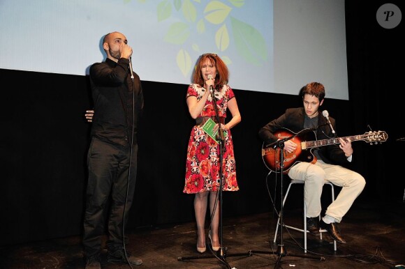 Clémentine Célarié chante avec ses fils Abraham et Balthazar lors de la cérémonie d'ouverture du Festival Atmosphères dont elle est marraine à Courbevoie le 2 Avril 2013