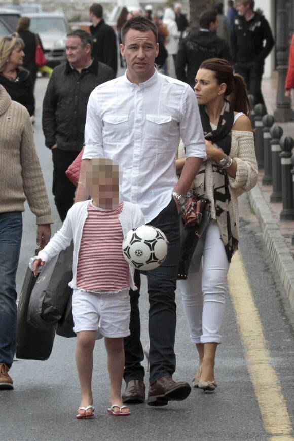 Exclusif - Le footballeur John Terry avec sa femme Toni et leurs jumeaux Georgie John et Summer Rosea (6 ans) à Puerto Banus près de Marbella en Espagne le 22 mars 2013.