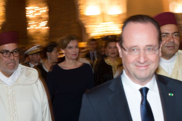 François Hollande et Valérie Trierweiler arrivent au dîner d'Etat au Palais Royal de Casablanca avec le roi Mohammed VI et la princesse Lalla Salma le 3 avril 2013.