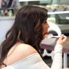Kim Kardashian, enceinte et gourmande, déguste une glace dans la boutique Sweet Harts dans le quartier de Sherman Oaks. Los Angeles, le 3 avril 2013.