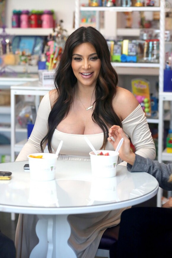 Kim Kardashian, souriante dans la boutique SweetHarts à Sherman Oaks. Los Angeles, le 3 avril 2013.