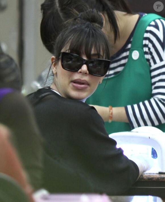 Kim Kardashian, enceinte et reposée, s'offre une manucure et une pédicure au salon Beverly Hills Nail Design. Beverly Hills, le 3 avril 2013.