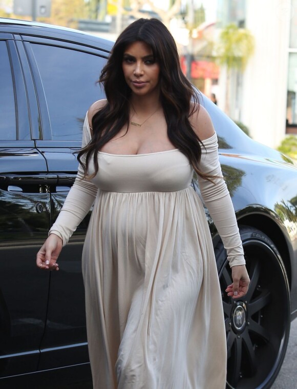 Kim Kardashian, enceinte et habillée d'une maxi-robe crème, se rend dans une boutique SweetHarts avec des amis dans le quartier de Sherman Oaks. Los Angeles, le 3 avril 2013.