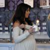 Kim Kardashian, enceinte, déguster une glace avec des amis dans la boutique SweetHarts dans le quartier de Sherman Oaks. Los Angeles, le 3 avril 2013.