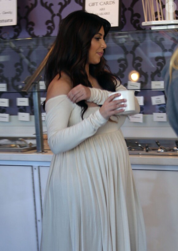 Kim Kardashian, enceinte, déguster une glace avec des amis dans la boutique SweetHarts dans le quartier de Sherman Oaks. Los Angeles, le 3 avril 2013.