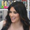 Kim Kardashian, enceinte et entourée d'amis, cède à un plaisir sucré dans la boutique SweetHarts à Sherman Oaks. Los Angeles, le 3 avril 2013.