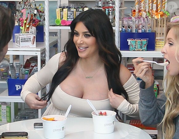 Kim Kardashian, enceinte et entourée d'amis, cède à un plaisir sucré dans la boutique SweetHarts à Sherman Oaks. Los Angeles, le 3 avril 2013.