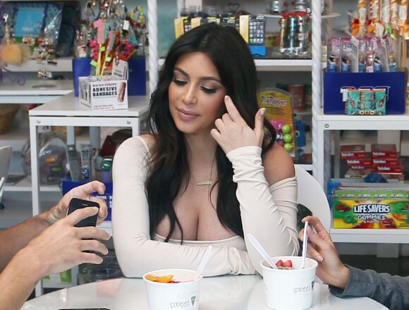 Kim Kardashian, enceinte et détendue, déguste une glace avec des amis dans la boutique SweetHarts à Sherman Oaks. Los Angeles, le 3 avril 2013.