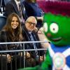 Même Clyde, la mascotte des Jeux du Commonwealth 2014, a félicité les futurs parents ! La duchesse Catherine de Cambridge et le prince William, qui portent en Ecosse le titre de comte et comtesse de Strathearn, visitaient le 4 avril 2013 l'Emirates Arena à Glasgow, qui accueillera les prochains Jeux du Commonwealth en 2014, lors de leur visite de deux jours.