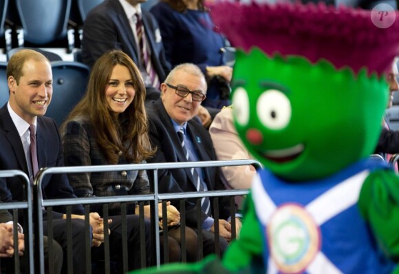 Même Clyde, la mascotte des Jeux du Commonwealth 2014, a félicité les futurs parents ! La duchesse Catherine de Cambridge et le prince William, qui portent en Ecosse le titre de comte et comtesse de Strathearn, visitaient le 4 avril 2013 l'Emirates Arena à Glasgow, qui accueillera les prochains Jeux du Commonwealth en 2014, lors de leur visite de deux jours.