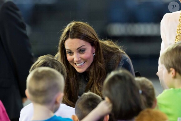 Comme toujours, enfants et bébés étaient au rendez-vous... Un bon entraînement ! La duchesse Catherine de Cambridge et le prince William, qui portent en Ecosse le titre de comte et comtesse de Strathearn, visitaient le 4 avril 2013 l'Emirates Arena à Glasgow, qui accueillera les prochains Jeux du Commonwealth en 2014, lors de leur visite de deux jours.