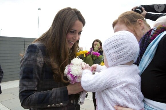 Comme toujours, enfants et bébés étaient au rendez-vous... Un bon entraînement ! La duchesse Catherine de Cambridge et le prince William, qui portent en Ecosse le titre de comte et comtesse de Strathearn, visitaient le 4 avril 2013 l'Emirates Arena à Glasgow, qui accueillera les prochains Jeux du Commonwealth en 2014, lors de leur visite de deux jours.