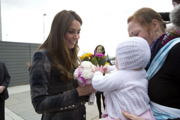 Comme toujours, enfants et bébés étaient au rendez-vous... Un bon entraînement ! La duchesse Catherine de Cambridge et le prince William, qui portent en Ecosse le titre de comte et comtesse de Strathearn, visitaient le 4 avril 2013 l'Emirates Arena à Glasgow, qui accueillera les prochains Jeux du Commonwealth en 2014, lors de leur visite de deux jours.