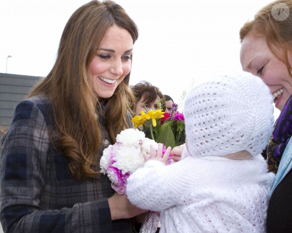 Comme toujours, enfants et bébés étaient au rendez-vous... Un bon entraînement ! La duchesse Catherine de Cambridge et le prince William, qui portent en Ecosse le titre de comte et comtesse de Strathearn, visitaient le 4 avril 2013 l'Emirates Arena à Glasgow, qui accueillera les prochains Jeux du Commonwealth en 2014, lors de leur visite de deux jours.
