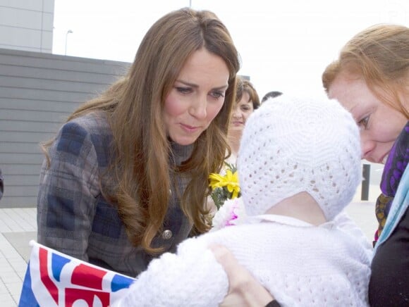 Comme toujours, enfants et bébés étaient au rendez-vous... Un bon entraînement ! La duchesse Catherine de Cambridge et le prince William, qui portent en Ecosse le titre de comte et comtesse de Strathearn, visitaient le 4 avril 2013 l'Emirates Arena à Glasgow, qui accueillera les prochains Jeux du Commonwealth en 2014, lors de leur visite de deux jours.