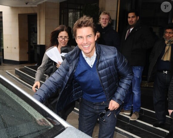 Tom Cruise sort de son hôtel pour se rendre à une interview. Londres, le 4 avril 2013.
