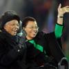 L'ancien président Nelson Mandela et sa femme Graça Machel lors de la cérémonie de clôture de la Coupe du monde de football à Johannesbourg, le 11 juillet 2010.