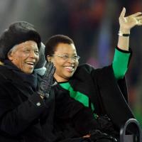 Nelson Mandela : Hospitalisé depuis une semaine, l'ex-président ''va mieux''