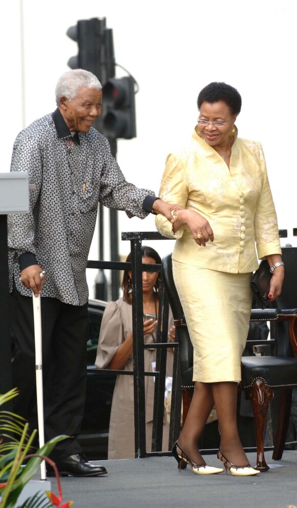 Nelson Mandela et sa femme Graça Machel à Londres, le 29 août 2007.