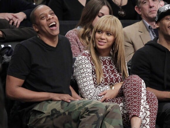 Jay-Z et Beyoncé, supporters des Brooklyn Nets au premier rang du Barclays Center. Novembre 2012.
