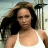 A droite, Beyoncé il y a dix ans dans le clip de Crazy in Love (feat. Jay-Z) / A gauche, Beyoncé aujourd'hui dans sa vidéo "Mirrors" pour Pepsi.