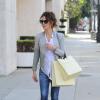 Kate Beckinsale quitte la boutique Jo Malone London à Los Angeles, habillée d'un blazer Helmut Lang, d'un chemisier Line & Dot et de bottines grises. Le 1er avril 2013.