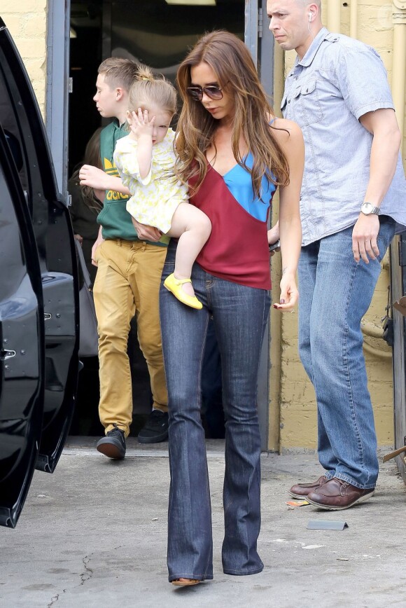 Victoria Beckham quitte le restaurant Jack n' Jill avec sa fille Harper dans les bras, vêtue d'un top Jonathan Saunders (collection printemps-été 2013) et d'un jean Victoria Beckham. Los Angeles, le 4 avril 2013.