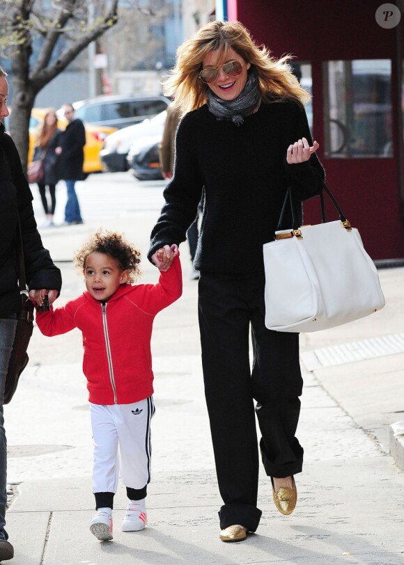 Ellen Pompeo, profite d'une journée en famille avec son mari Chris Ivery, et sa fille Stella, dans les rues de New York, le 4 avril 2013.