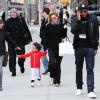 Ellen Pompeo, profite d'une journée en famille avec son époux Chris Ivery, et sa fille Stella, à New York, le 4 avril 2013.