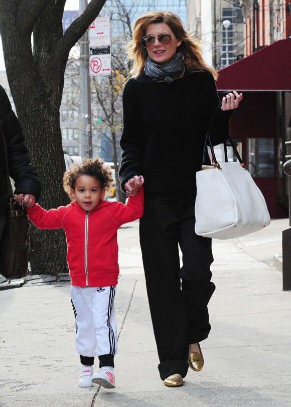 Ellen Pompeo, profite d'une journée en famille avec son mari Chris Ivery, et sa jeune fille Stella, à New York, le 4 avril 2013.