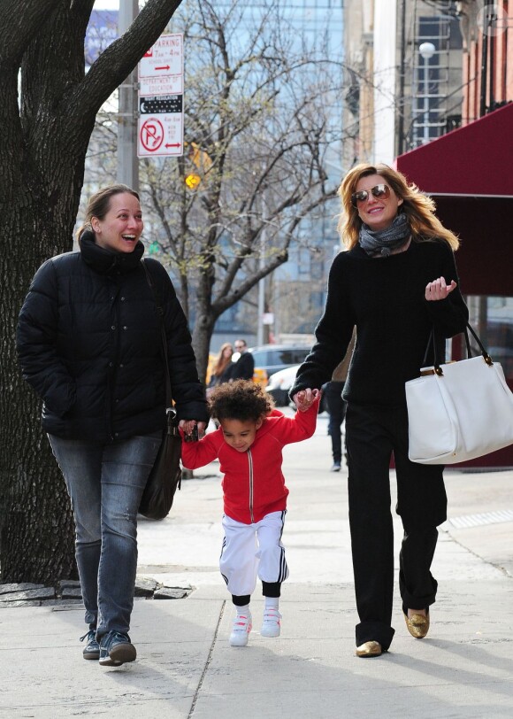 L'actrice Ellen Pompeo, profite d'une journée en famille avec son mari Chris Ivery, et sa fille Stella, à New York, le 4 avril 2013.