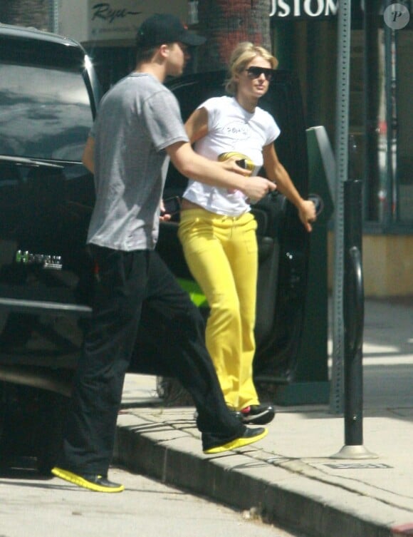 Paris Hilton et River Viiperi se promenant dans les rues de Studio City, le 4 avril 2013.