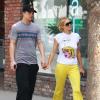 La starlette Paris Hilton et son petit ami River Viiperi se promenant dans les rues de Studio City, le 4 avril 2013.
