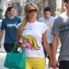 Paris Hilton et son petit ami River Viiperi se promenant dans les rues de Studio City, le 4 avril 2013.