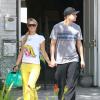 Paris Hilton et son petit ami River Viiperi se promenant dans les rues de Studio City, le 4 avril 2013.