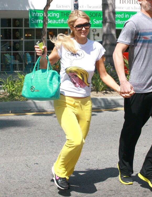 Paris Hilton se promenant dans les rues de Studio City, le 4 avril 2013.
