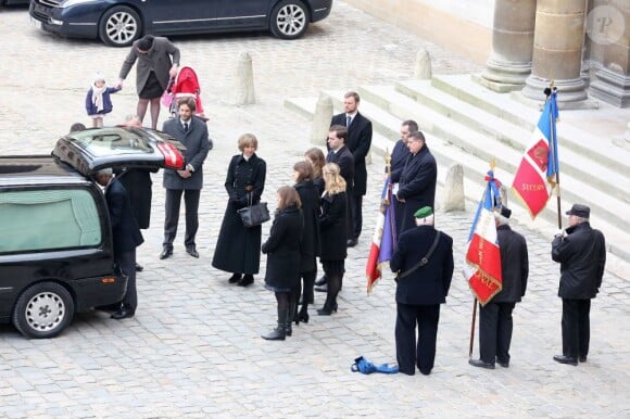 Anne de Laroullière, fille d'Élisabeth de Gaulle, entourée de ses proches - Obsèques d'Élisabeth de Gaulle, décédée à l'âge de 88 ans. La cérémonie a eu lieu en la cathédrale Saint-Louis des Invalides à Paris. Elle était la fille du Général Charles de Gaulle et a été la Présidente de la Fondation Anne de Gaulle de 1979 à 1988. Le 6 avril 2013.