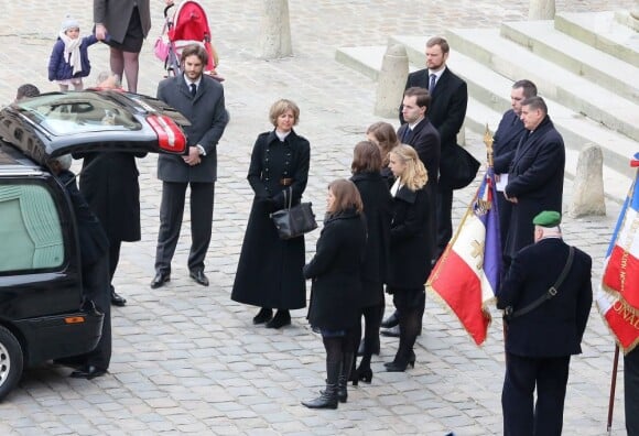 Anne de Laroulliere, fille d'Élisabeth de Gaulle, entourée de ses proches - Obsèques d'Élisabeth de Gaulle, décédée à l'âge de 88 ans. La cérémonie a eu lieu en la cathédrale Saint-Louis des Invalides à Paris. Elle était la fille du Général Charles de Gaulle et a été la Présidente de la Fondation Anne de Gaulle de 1979 à 1988. A Paris le 6 avril 2013.