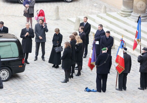 Anne de Laroullière, fille d'Elisabeth de Gaulle, entourée de ses proches - Obsèques d'Élisabeth de Gaulle, décédée à l'âge de 88 ans. La cérémonie a eu lieu en la cathédrale Saint-Louis des Invalides à Paris. Elle était la fille du Général Charles de Gaulle et a été la Présidente de la Fondation Anne de Gaulle de 1979 à 1988. A Paris le 6 avril 2013.