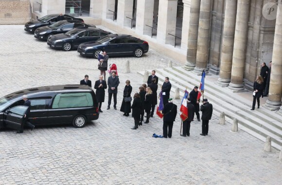 Anne de Laroullière, fille d'Élisabeth de Gaulle, entourée de ses proches - Obsèques d'Élisabeth de Gaulle, décédée à l'âge de 88 ans. La cérémonie a eu lieu en la cathédrale Saint-Louis des Invalides à Paris. Elle était la fille du Général Charles de Gaulle et a été la Présidente de la Fondation Anne de Gaulle de 1979 à 1988. A Paris le 6 avril 2013.