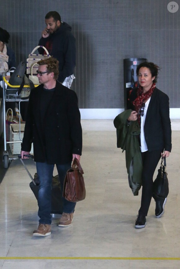 Simon Baker et son épouse Rebecca Rigg arrivant à l'aéroport de Roissy (Paris), le 6 avril 2013.