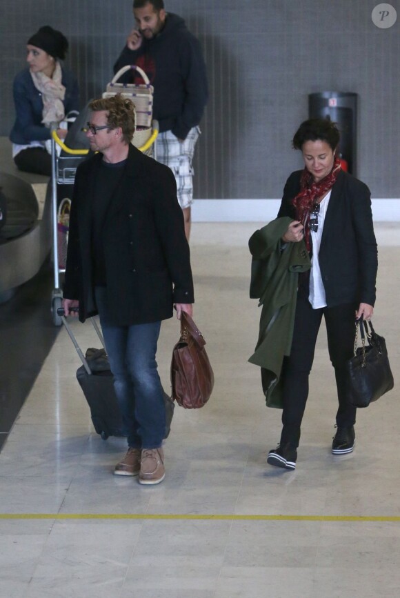 L'acteur Simon Baker et son épouse Rebecca Rigg arrivant à l'aéroport de Roissy (Paris), le 6 avril 2013.