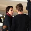 Simon Baker et son épouse Rebecca Rigg arrivant à l'aéroport de Roissy, le 6 avril 2013.
